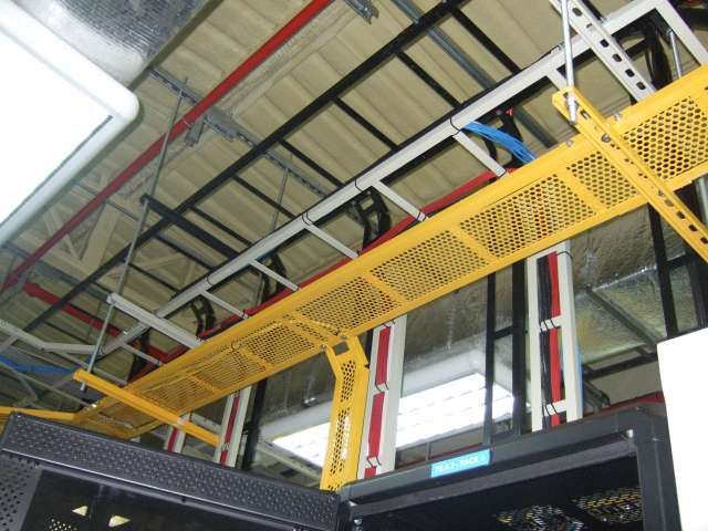 Telmex. Instalación de escalerillas.